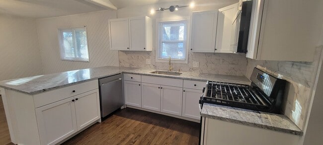 Building Photo - 6921 Clarendon Hills Rd