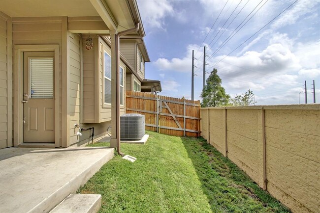 Building Photo - 2880 Donnell Dr