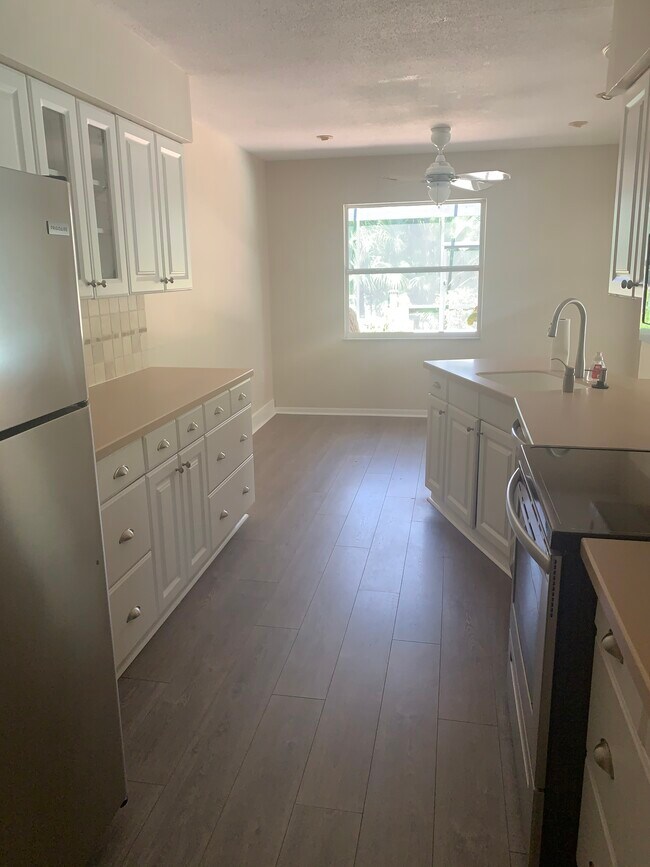 Building Photo - 1404 Riverside Dr