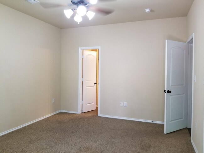 Building Photo - 1023 Brown Rock Dr