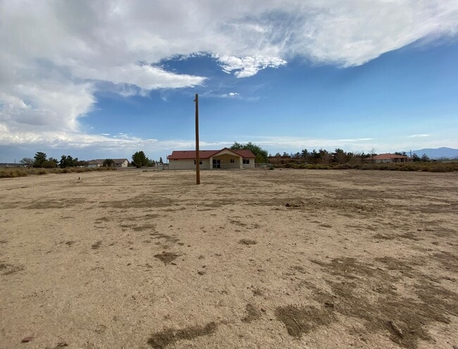 Building Photo - COUNTRY PLACE II U3 - Bluebird Avenue