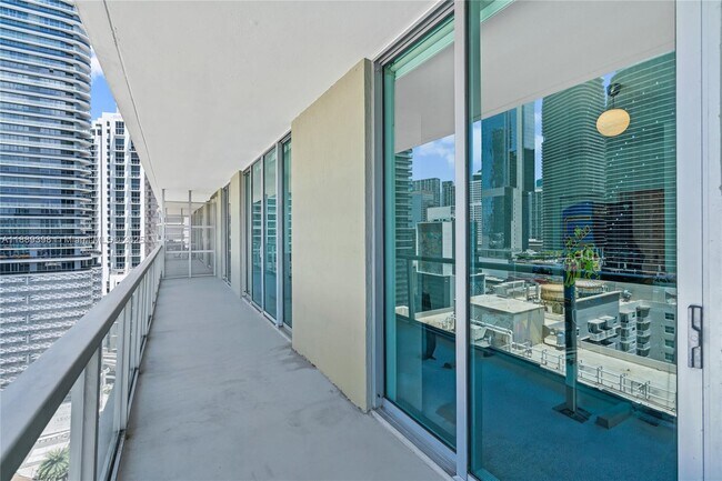 Building Photo - 1111 SW 1st Ave