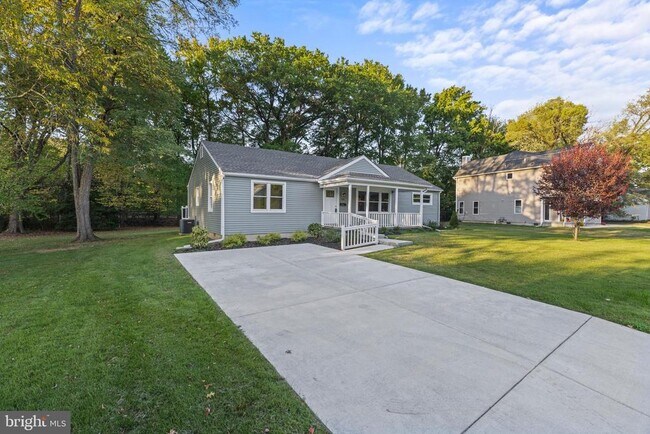 Building Photo - 705 Devon Rd