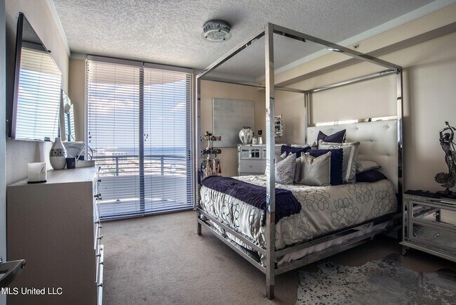 Building Photo - 2060 Beach Blvd