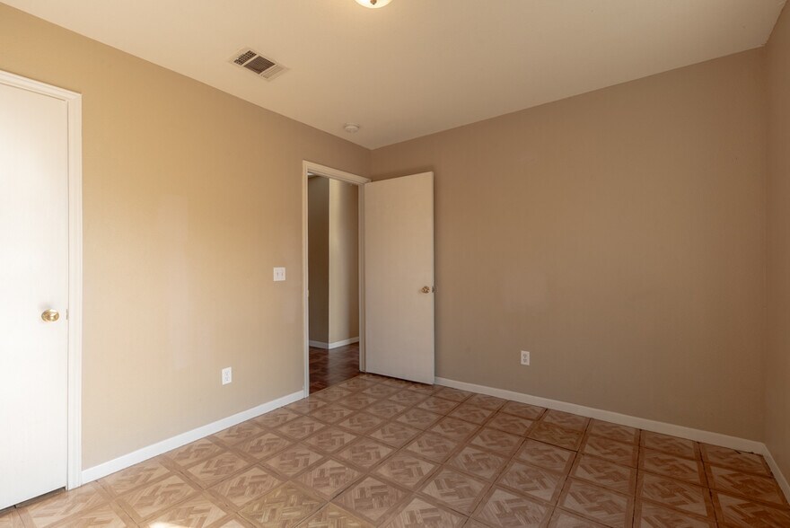 Building Photo - 7561 Windsor Oaks