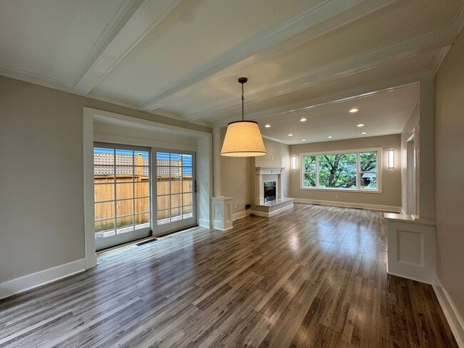 Building Photo - Warm & cozy 5 bed 2.5 bath home in the hea...