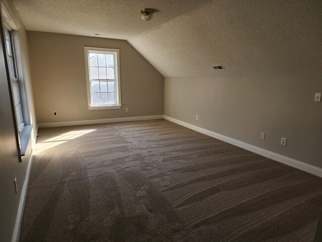 Building Photo - Newly Remodeled