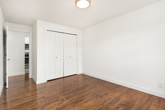 Building Photo - Greenlake 2 Bedroom - Top Floor, Washer/Dryer, Private Balcony, Parking Available