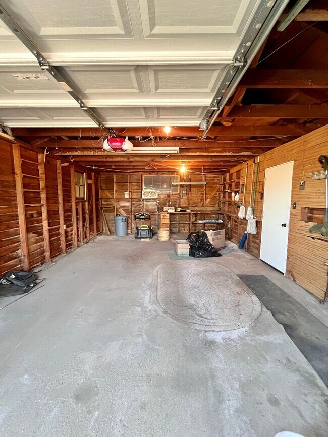 Building Photo - Cozy 2 bed 1 bath Home with Fenced Yard!