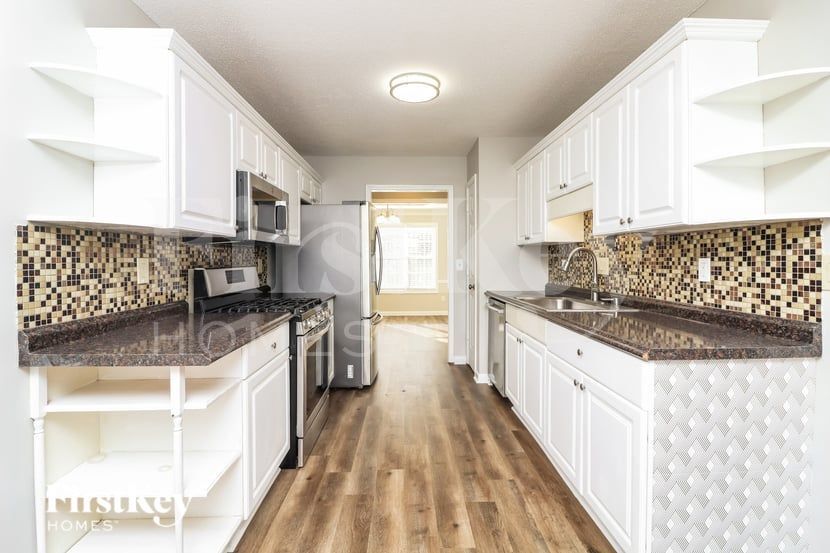 Building Photo - 5940 Seven Oaks Dr