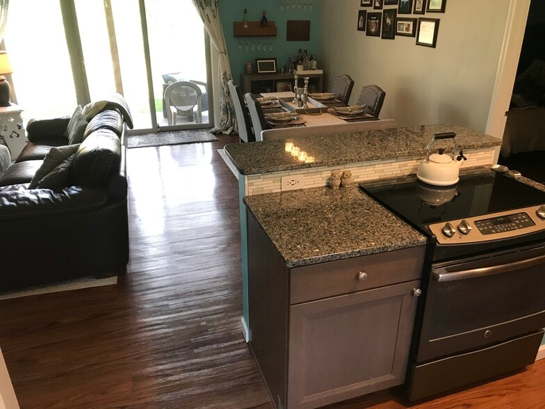 Kitchen - 902 Pritchard Pl
