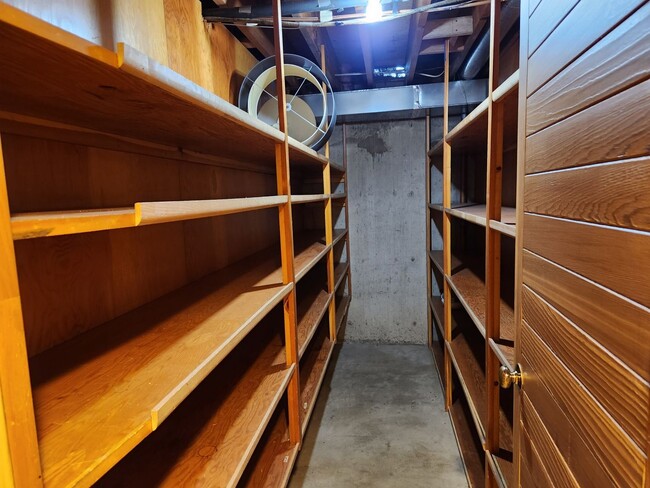 Building Photo - Beautiful 5 Bd 3.5 Ba Home in Holladay