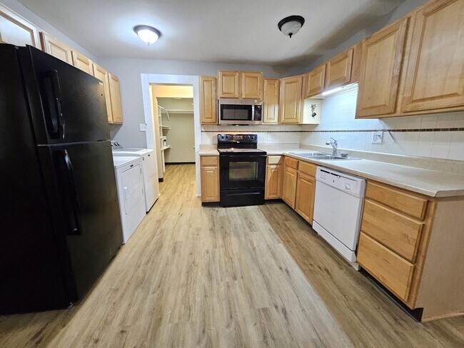 Building Photo - 2906 La Rosa Dr