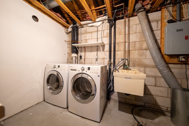 Building Photo - 1528 Desoto St