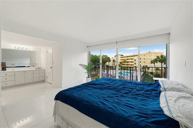 Building Photo - 9210 Fontainebleau Blvd