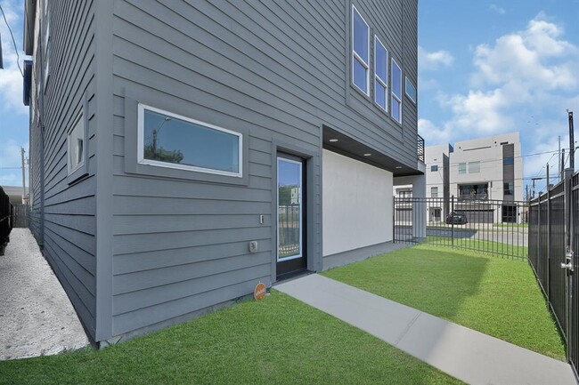 Building Photo - 3313 Baer St