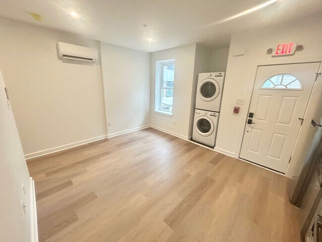 Building Photo - 2725 W Girard Ave