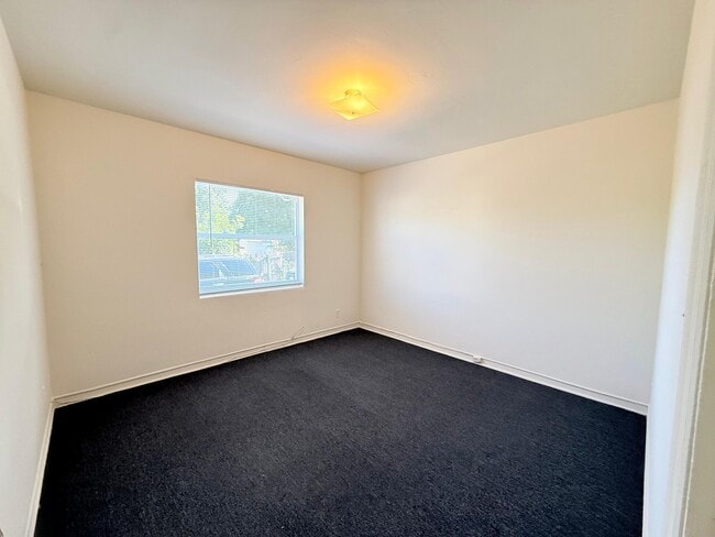 Building Photo - 530 58th St