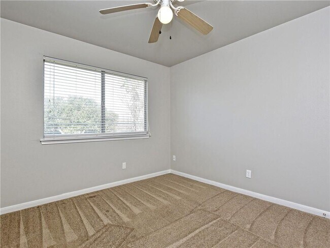 Building Photo - 605 Amaryllis Ave