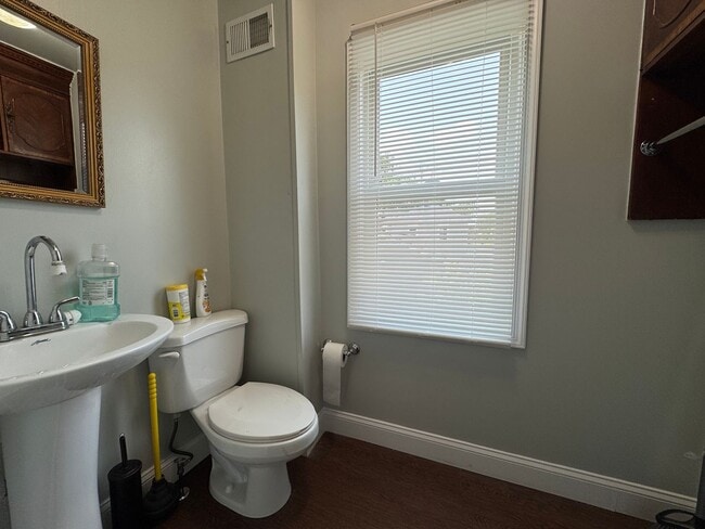 Building Photo - Charming 2 Bed 1.5 Bath Single Family Home...
