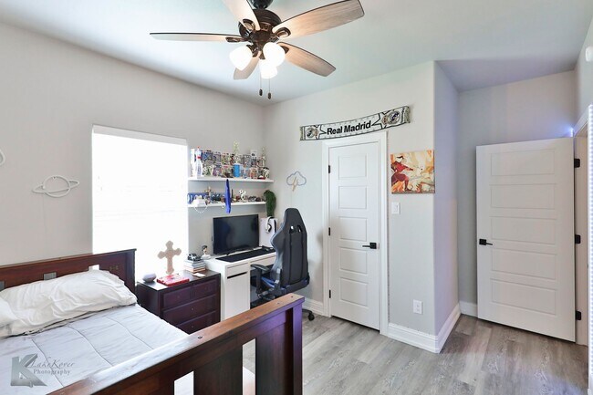 Building Photo - 4 bedroom, EXECUTIVE RENTAL!