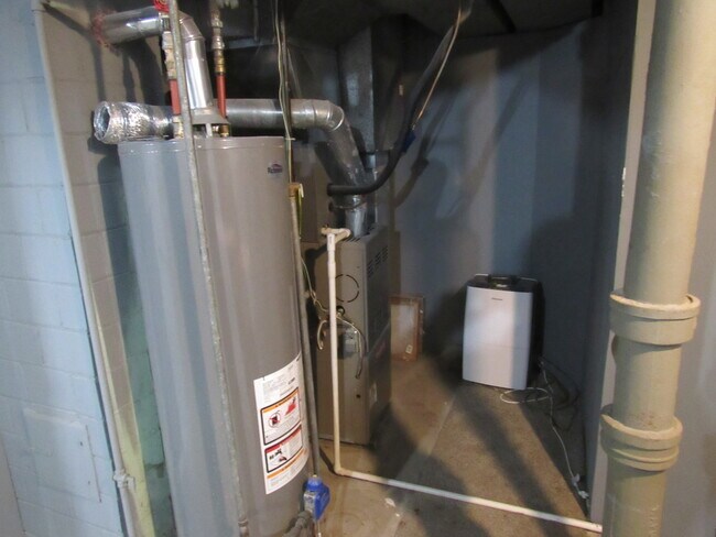 Building Photo - 5022 N Belmont Pl