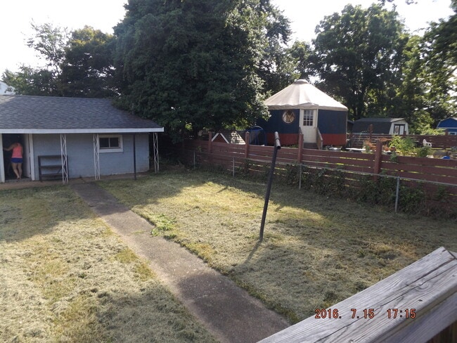 Building Photo - 3 BR Belmont Home with Fenced in Yard!
