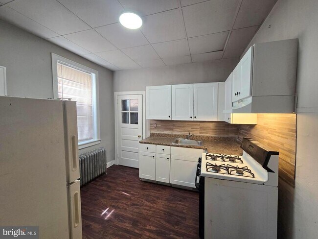 Building Photo - 204 W Duncannon Ave