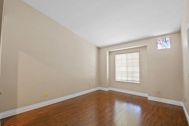 Building Photo - Modern 3BD 2.5BA Townhome with Vaulted Ceilings, Private Pergola Patio, and One-Car attached Garage