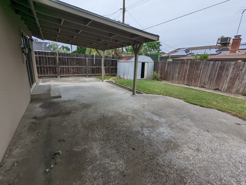 Building Photo - 1404 W Cambridge Ave