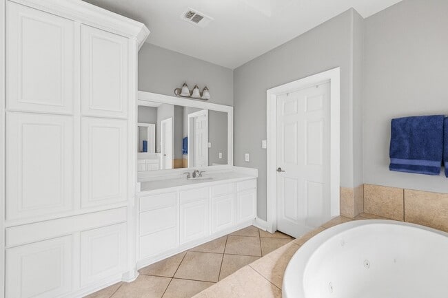 Building Photo - 11601 King George Ct