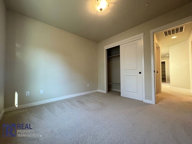 Building Photo - 28857 SW Geneva Loop