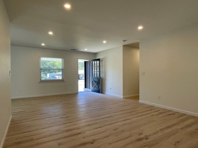 Building Photo - Gorgeous FULLY REMODELED 3 Bedroom/2Bath