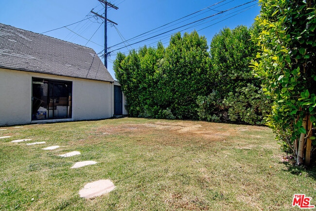 Building Photo - 137 N Poinsettia Pl
