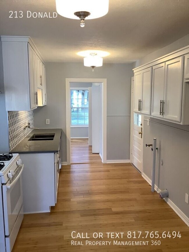 Building Photo - 213 Donald-