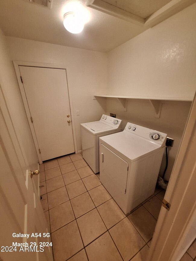 Building Photo - 9205 W Lone Cactus Dr