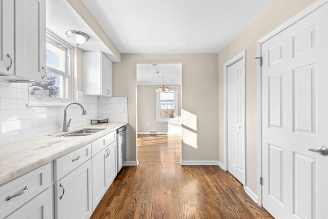 Building Photo - 2063 Inchcliff Rd