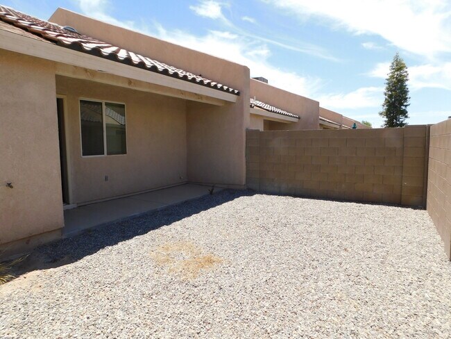 Building Photo - NICE TOWNHOME IN SUNSET MOUNTAIN VILLAS!