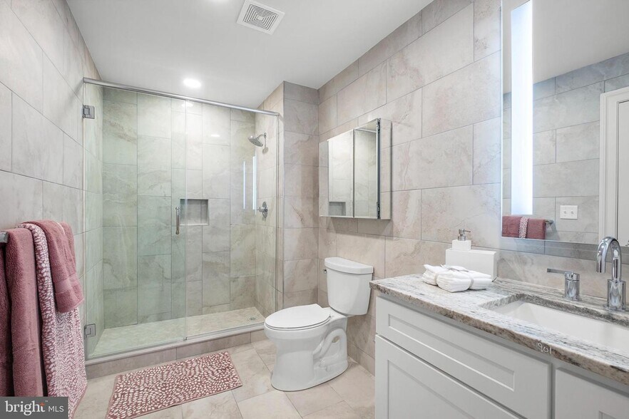 Building Photo - 1422 Chestnut St