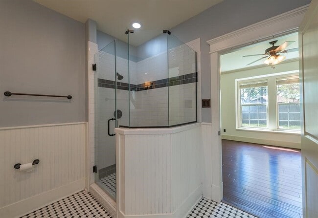 Building Photo - 722 E 25th St