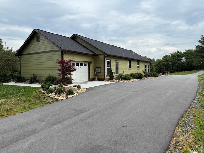 Building Photo - 124 Happy Family Rd