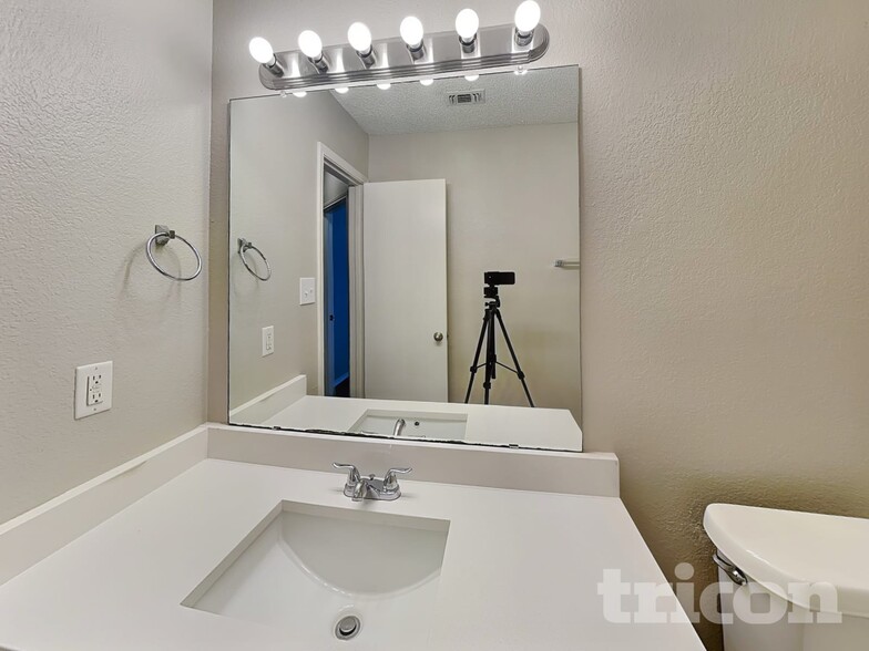 Building Photo - 327 Moss Hill Dr