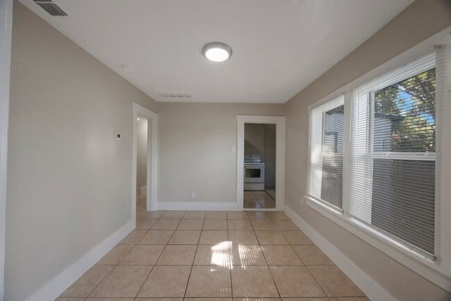 Building Photo - Spacious 2bdrm/1bath home with detached ga...