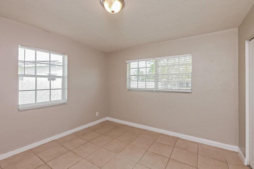 Building Photo - 1107 NW 15th Ct