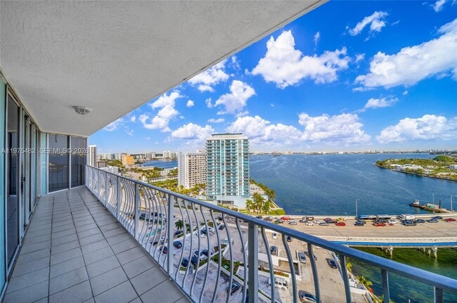 Building Photo - 7601 E Treasure Dr