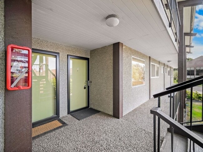 Building Photo - Modern Comfort: 1-Bedroom Apartment with B...