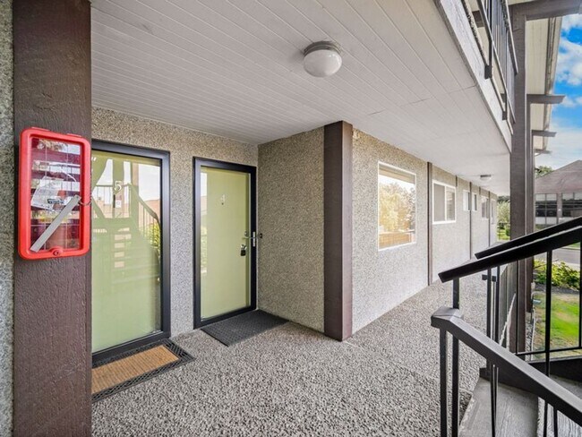 Building Photo - Modern Mid-Century Comfort: 1-Bedroom Apar...