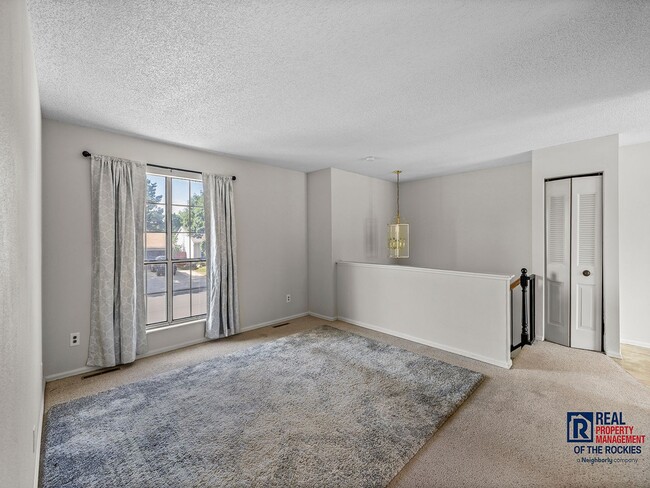 Building Photo - Beautiful & Bright Home in South West Fort...
