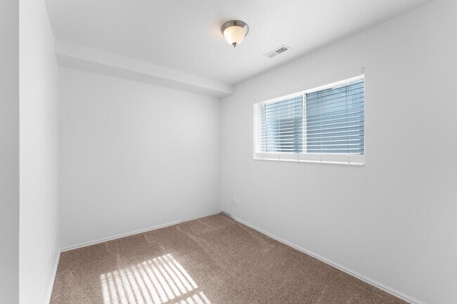 Building Photo - 557 E 8240 S