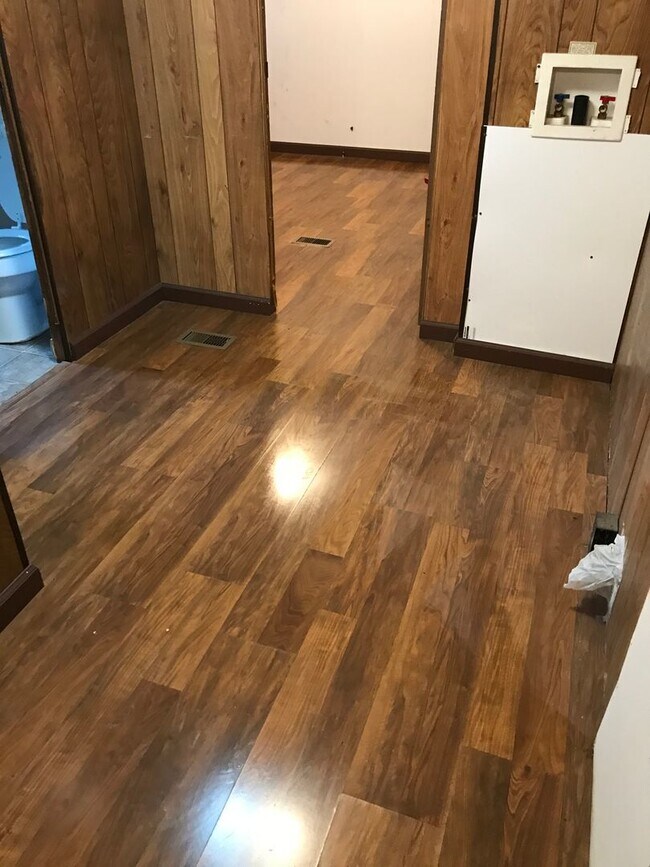 Building Photo - AVAILABLE NOW! NO PETS! SECTION 8 VOUCHERS WELCOME!